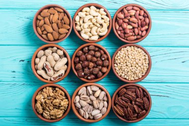 Fındık karışımı: antep fıstığı, badem, ceviz, çam fıstığı, fındık ve kaju. Kase backgrond içinde snack