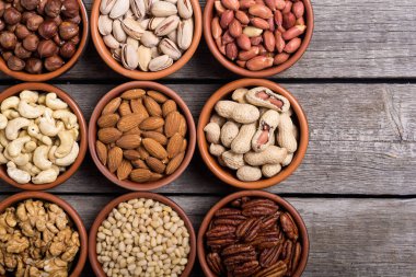 Fındık karışımı: antep fıstığı, badem, ceviz, çam fıstığı, fındık ve kaju. Kase backgrond içinde snack