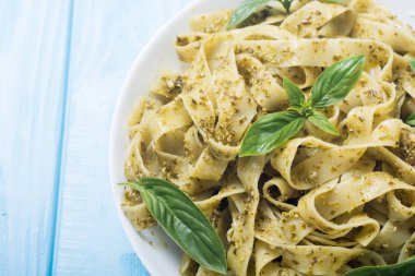 Yeşil sosu pesto ile makarna tagliatelle. İtalyan yemeği arka plan