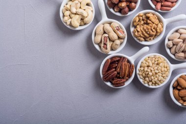 Fındık karışımı: antep fıstığı, badem, ceviz, çam fıstığı, fındık ve kaju. Kase backgrond içinde snack