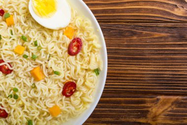 Şehriye kase chili biber, yumurta, soğan ve havuç ile