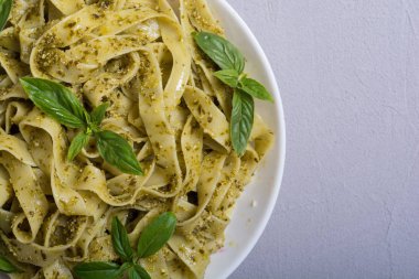 Yeşil sosu pesto ile makarna tagliatelle. İtalyan yemeği arka plan