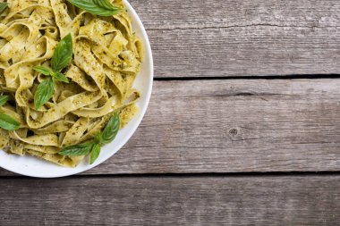 Yeşil sosu pesto ile makarna tagliatelle. İtalyan yemeği arka plan
