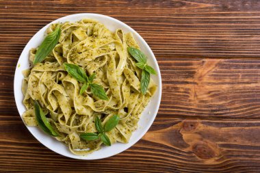 Yeşil sosu pesto ile makarna tagliatelle. İtalyan yemeği arka plan