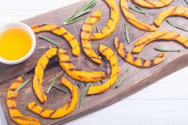 Biberiye ve ballı kızarmış kabak. Sağlıklı sonbahar gıda