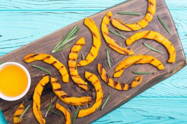 Biberiye ve ballı kızarmış kabak. Sağlıklı sonbahar gıda