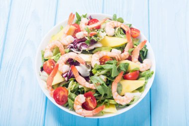 Karides salata karışımı, avokado ve kiraz domates. Sağlıklı gıda arka plan