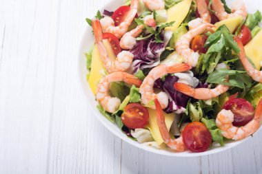 Karides salata karışımı, avokado ve kiraz domates. Sağlıklı gıda arka plan