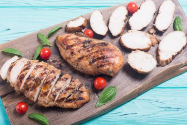 Izgara tavuk göğsü (fileto) fesleğen ve domates ile. Barbekü arka plan