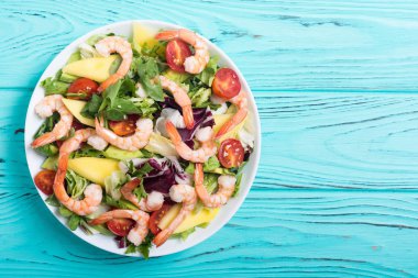 Karides salata karışımı, avokado ve kiraz domates. Sağlıklı gıda arka plan