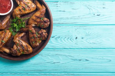 Sıcak Barbekü. Domates soslu tavuk kanadı ızgara. Barbekü gıda