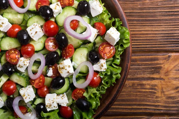 Ensalada Griega Verduras Frescas Comida Saludable Sobre Fondo Madera —  Fotos de Stock