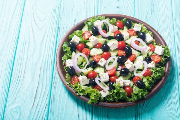 Ensalada Griega Verduras Frescas Comida Saludable Sobre Fondo Madera — Foto de Stock