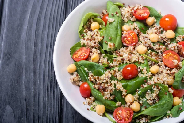 Spinazie Salade Met Quinoa Tomaten Kikkererwten Gezond Vegan Superfood — Stockfoto