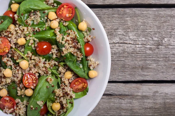 Spinatsalat Mit Quinoa Tomaten Und Kichererbsen Gesundes Veganes Superfood — Stockfoto