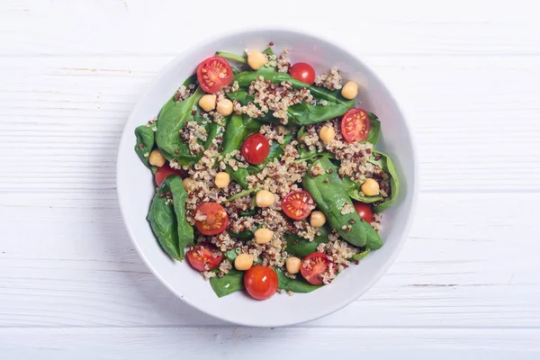Spinatsalat Mit Quinoa Tomaten Und Kichererbsen Gesundes Veganes Superfood — Stockfoto