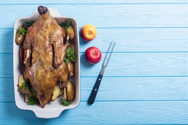 Zelfgemaakte Gebakken Eend Met Aardappelen Apple Kerst Eten — Stockfoto