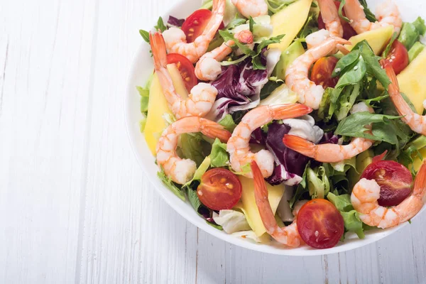 Karides salata karışımı, avokado ve kiraz domates. Sağlıklı gıda arka plan