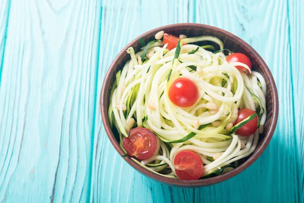 Tagliatelle Pasta Zucchine Con Pomodori Cibo Vegetariano Sano — Foto Stock