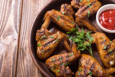 Sıcak Barbekü. Domates soslu tavuk kanadı ızgara. Barbekü gıda