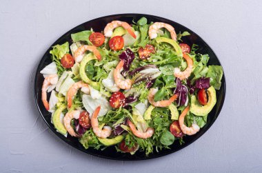 Karides salata karışımı, avokado ve kiraz domates. Sağlıklı gıda arka plan