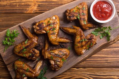 Sıcak Barbekü. Domates soslu tavuk kanadı ızgara. Barbekü gıda