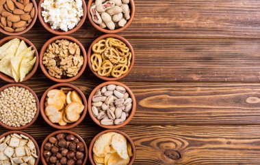 Aperatifler karışımı: simit, kraker, cips, Kuruyemiş ve cips