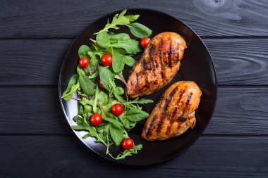 Izgara tavuk spinath ve domates salatası ile. Barbekü gıda arka plan