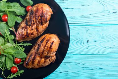 Izgara tavuk spinath ve domates salatası ile. Barbekü gıda arka plan