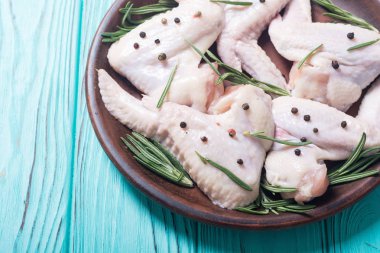 Biberiye, sarımsak, biber ve tuz ile ham kanat. Hazırlık için madde