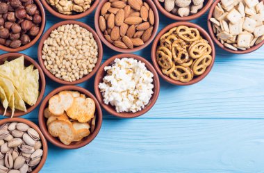 Aperatifler karışımı: simit, kraker, cips, Kuruyemiş ve cips