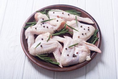 Biberiye, sarımsak, biber ve tuz ile ham kanat. Hazırlık için madde