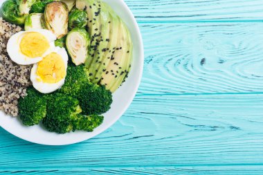 Quinoa, yumurta, avokado, Brüksel lahanası ve brokoli ile Buda kase. Ahşap backggroun yiyecek vegan salataya