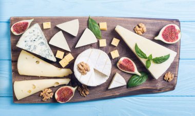 Peygamberli ile peynir brie, parmesan, camembert ve dorblu. Gıda ahşap tahta üzerinde
