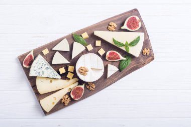 Peygamberli ile peynir brie, parmesan, camembert ve dorblu. Gıda ahşap tahta üzerinde