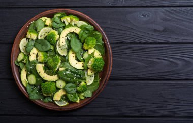 Yeşil bebek ıspanak salatası avokado, brokoli, salatalık, kireç ve susam. Sağlıklı detoks vegan gıda