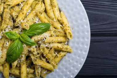 İtalyan penne makarna sosu pesto ile. Gıda arka plan