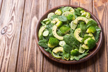 Yeşil bebek ıspanak salatası avokado, brokoli, salatalık, kireç ve susam. Sağlıklı detoks vegan gıda