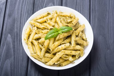 İtalyan penne makarna sosu pesto ile. Gıda arka plan