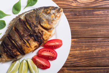 Kızarmış balık dorado limon, domates ve ıspanak ile. Deniz gıda arka plan
