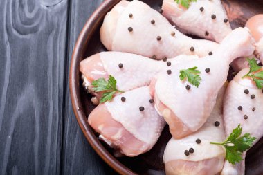 Çiğ tavuk budu baharat ve maydanoz ile