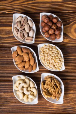 Fındık karışımı: antep fıstığı, badem, ceviz, çam fıstığı, fındık ve kaju. Kase backgrond içinde snack