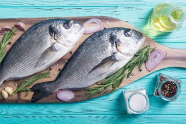 Çiğ dorado balık ve yemek pişirmek için ingridient. Deniz ürünleri