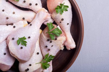 Çiğ tavuk budu baharat ve maydanoz ile