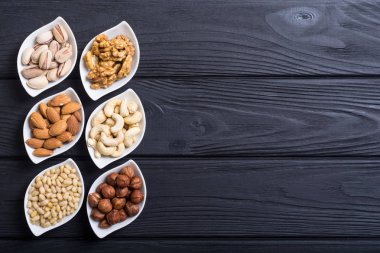 Fındık karışımı: antep fıstığı, badem, ceviz, çam fıstığı, fındık ve kaju. Kase backgrond içinde snack