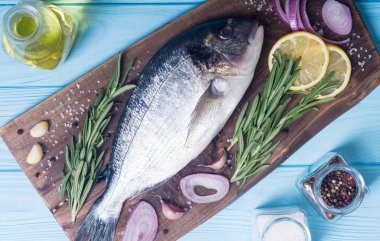 Çiğ dorado balık ve yemek pişirmek için ingridient. Deniz ürünleri