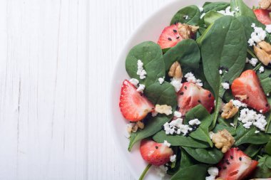 Ispanak, peynir ve ceviz çilek salatası
