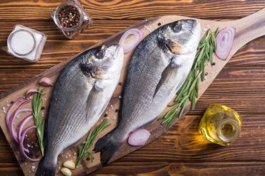 Çiğ dorado balık ve yemek pişirmek için ingridient. Deniz ürünleri