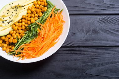 Avokado, salatalık, havuç ve nohut ile Buda kase. Sağlıklı vegan salata yiyecek 