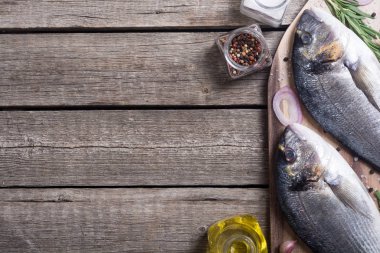 Çiğ dorado balık ve yemek pişirmek için ingridient. Deniz ürünleri